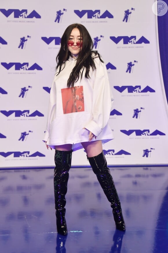 Noah Cyrus, irmã de Miley Cyrus, usou look descolado Kpodonou coleção primavera 2018 no MTV Video Music Awards, realizado na Califórnia neste domingo, 27 de agosto de 2017