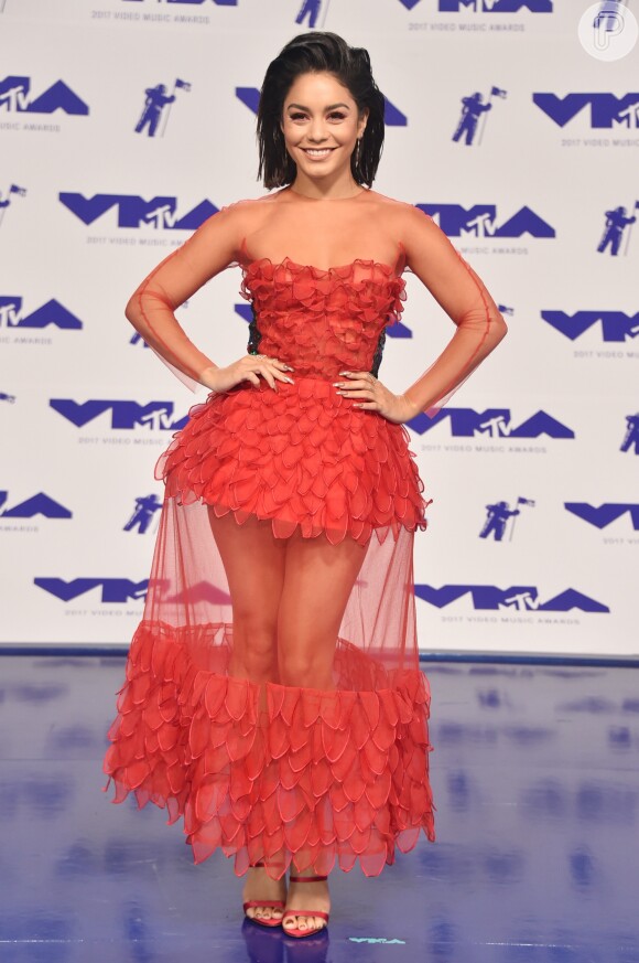 Vanessa Hudgens usou vestido Yanina Couture outono 2016 no MTV Video Music Awards, realizado na Califórnia neste domingo, 27 de agosto de 2017
