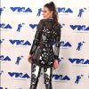 O look usado pela brasileira Alessandra Ambrosio no MTV Video Music Awards 2017 unia sapatos com calça e vestido