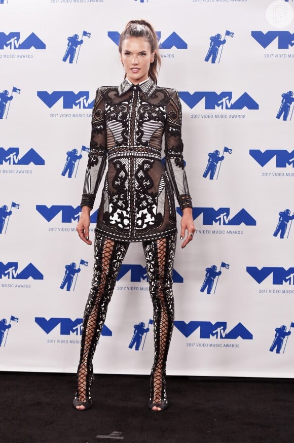 A modelo Alessandra Ambrosio vestiu Balmain coleção Resort 2018 no MTV Video Music Awards, realizado na Califórnia neste domingo, 27 de agosto de 2017