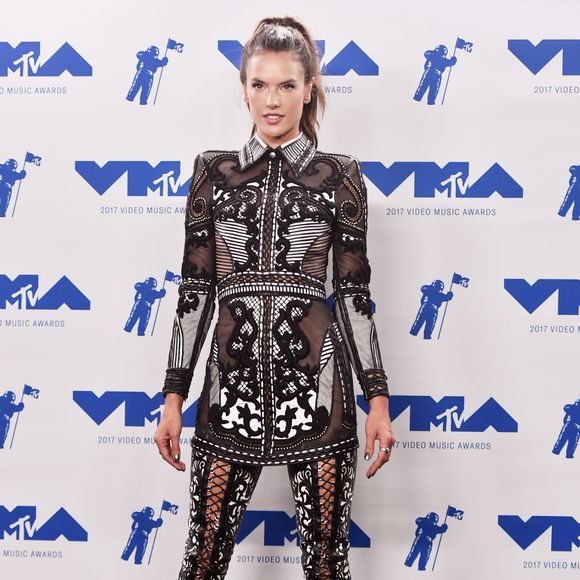 A modelo Alessandra Ambrosio vestiu Balmain coleção Resort 2018 no MTV Video Music Awards, realizado na Califórnia neste domingo, 27 de agosto de 2017