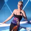 Entre os looks usados por Katy Perry no MTV Video Music Awards 2017, está um tomara-que-caia Roberto Cavalli outono 2017 com a figura de uma arara bordada