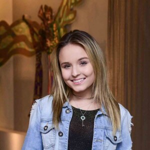 Larissa Manoela rebateu piadas de que levaria o amigo para a Disney: 'Ele já foi'