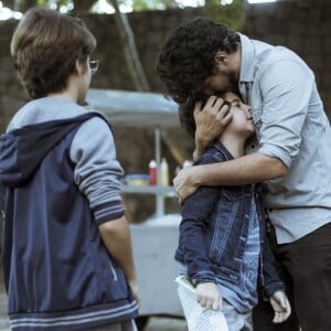 Renato (Renato Góes) conta a Valentim (Luis Felipe Mello) que Lucas (Xande Valois) é seu irmão, na supersérie 'Os Dias Eram Assim'