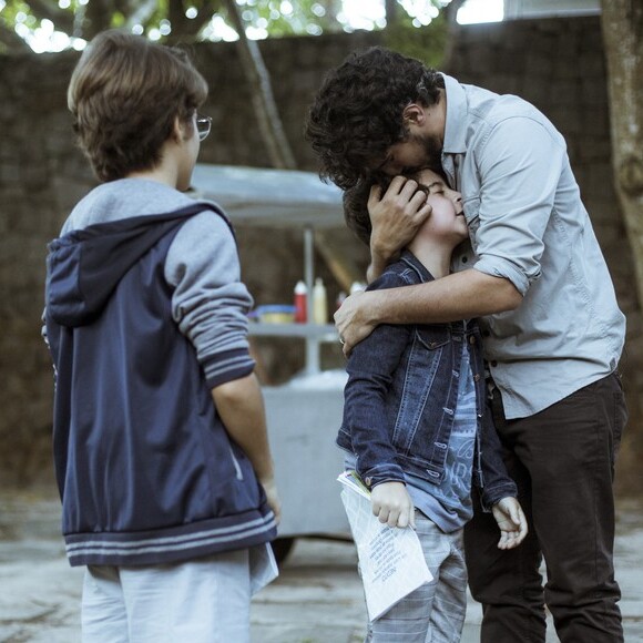 Renato (Renato Góes) conta a Valentim (Luis Felipe Mello) que Lucas (Xande Valois) é seu irmão, na supersérie 'Os Dias Eram Assim'
