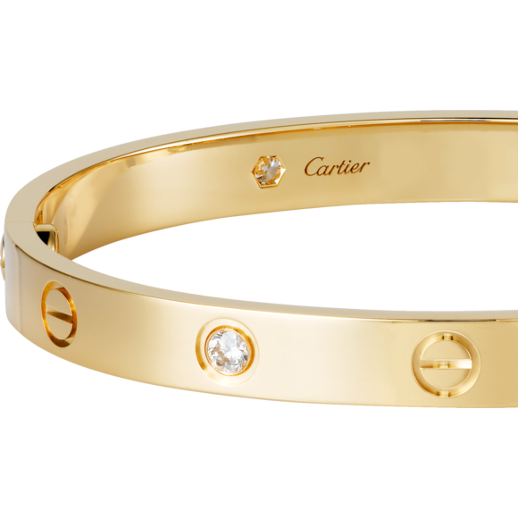 Na praia da Grécia, Bruna Marquezine exibiu ainda uma pulseira de ouro 18 K com quatro diamantes, da joalheria Cartier, no valor de R$ 42.700