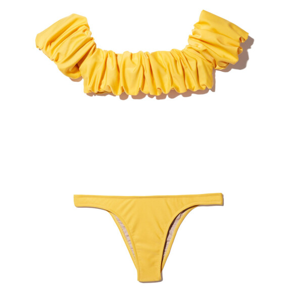 O biquíni amarelo ombro a ombro de Bruna Marquezine pertence à coleção alto verão 2017 da marca Adriana Degreas e pode ser encontrado em sites de venda online por R$ 840