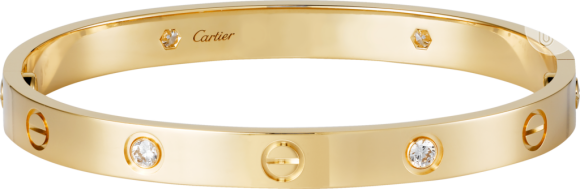 Bruna Marquezine usou ainda uma pulseria de ouro 18 K, com quatro diamantes, da grife Cartier para compor o luxuoso look praia. A peça custa R$ 42.700