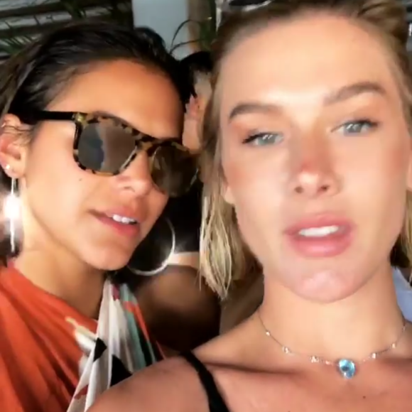 Solteiras, Bruna Marquezine e Fiorella Mattheis estão curtindo as férias juntas na Grécia