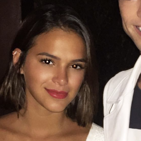 Bruna Marquezine posou para foto com o modelo brasileiro Michel Richard no restaurante Ling Ling, na Ilha de Mykonos, na Grécia