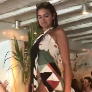 Bruna Marquezine dançou em cima da mesa com Fiorella Mattheis, em clube de Mykonos, com uma saída de praia estampada Adriana Degreas no valor de R$ 1.380
