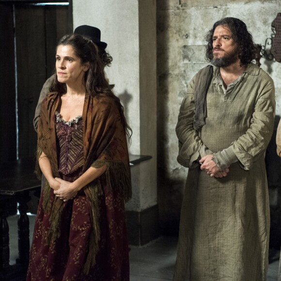 Elvira (Ingrid Guimarães) se revolta com a atitude de Hugo (Cesar Cardadeiro) e questiona suas razões, na novela 'Novo Mundo'