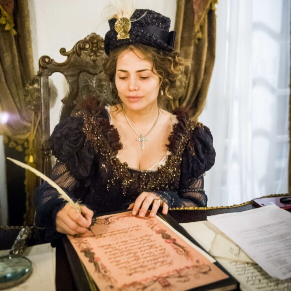 Leopoldina (Leticia Colin) assuna o decreto da independência do Brasil, na novela 'Novo Mundo'