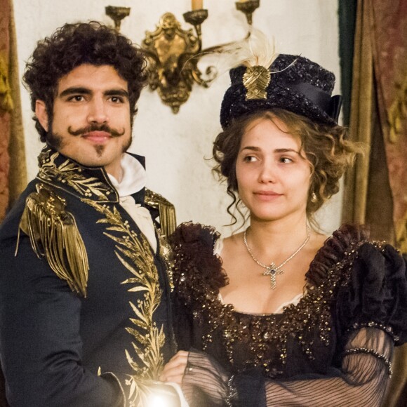 Pedro (Caio Castro) proclama a independência decretada por Leopoldina (Letícia Colin), na novela 'Novo Mundo'