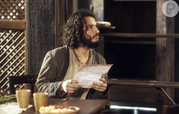 Hugo (Cesar Cardadeiro) passa a taberna para o seu nome, após conseguir que Licurgo (Guilherme Piva) assinasse uma folha em branco, na novela 'Novo Mundo'