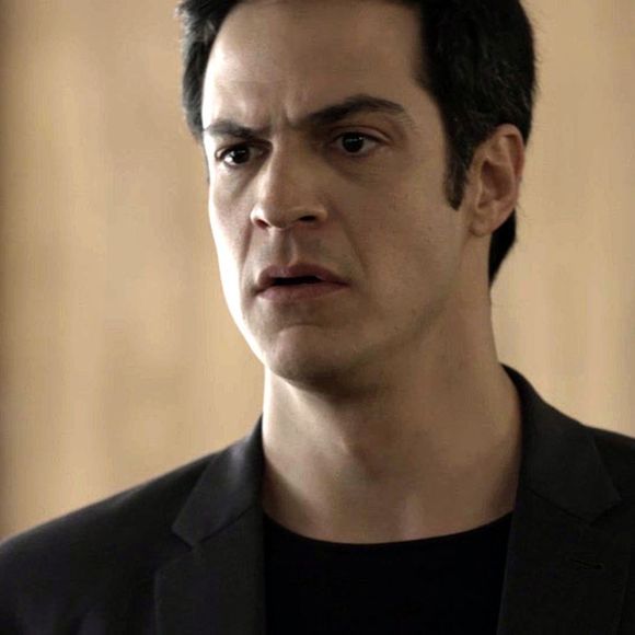 Eric (Mateus Solano) se surpreende ao receber a visita de Isabel (Regina Gutman), ex-babá de Bebeth (Valentina Herszage), na novela 'Pega Pega', em agosto de 2017