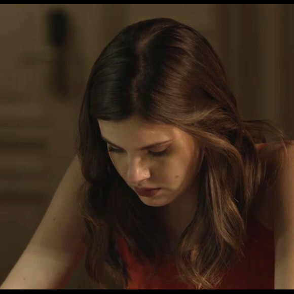 Luiza (Camila Queiroz) estuda o inquérito do acidente que matou Mirella (Marina Rigueira), na novela 'Pega Pega '