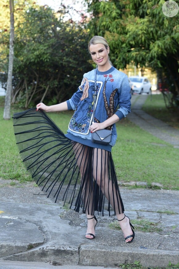 Fernanda Keulla usou uma produção total Fabiana Milazzo coleção verão 2018 para prestigiar o segundo dia da São Paulo Fashion Week nesta segunda-feira, 28 de agosto de 2017