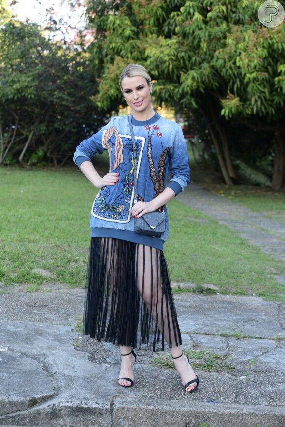 A ex-BBB Fernada Keulla aliou transparência ao suéter no look para o segundo dia da São Paulo Fashion Week nesta segunda-feira, 28 de agosto de 2017