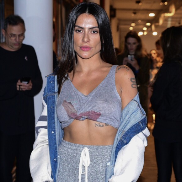 Cleo Pires exibiu a boa forma ao deixar parte da barriga à mostra com um top no segundo dia da São Paulo Fashion Week nesta segunda-feira, 28 de agosto de 2017