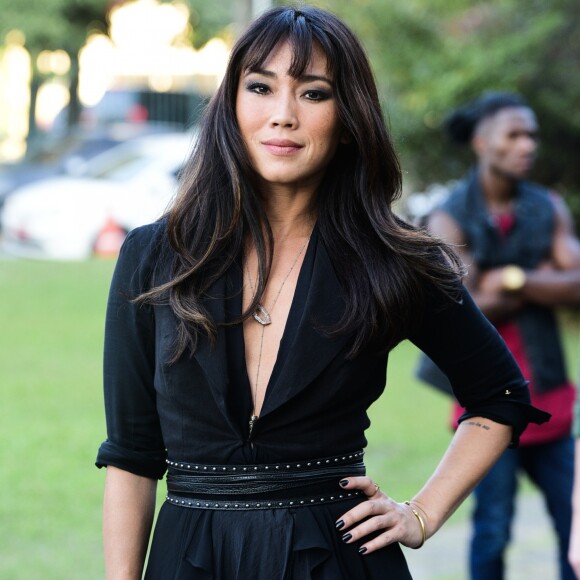 Daniele Suzuki preencheu o decote do look com um delicado colar para o segundo dia da São Paulo Fashion Week nesta segunda-feira, 28 de agosto de 2017