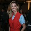 A blogueira Camila Coutinho, por sua vez, usou camisa sobreposta com vestido vermelho Lilly Sarti no segundo dia da São Paulo Fashion Week nesta segunda-feira, 28 de agosto de 2017
