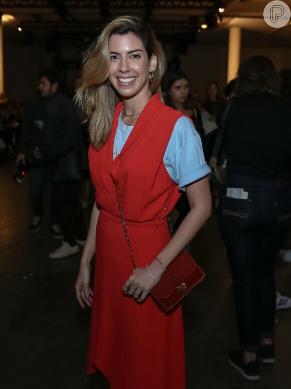 A blogueira Camila Coutinho, por sua vez, usou camisa sobreposta com vestido vermelho Lilly Sarti no segundo dia da São Paulo Fashion Week nesta segunda-feira, 28 de agosto de 2017
