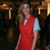 Camila Coutinho complementou o look com bolsa Jimmy Choo no segundo dia da São Paulo Fashion Week nesta segunda-feira, 28 de agosto de 2017