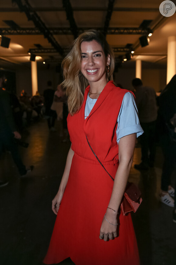 Camila Coutinho complementou o look com bolsa Jimmy Choo no segundo dia da São Paulo Fashion Week nesta segunda-feira, 28 de agosto de 2017