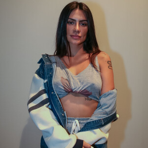 Cleo Pires apostou em um visual sporty sexy para prestigiar o segundo dia da São Paulo Fashion Week nesta segunda-feira, 28 de agosto de 2017