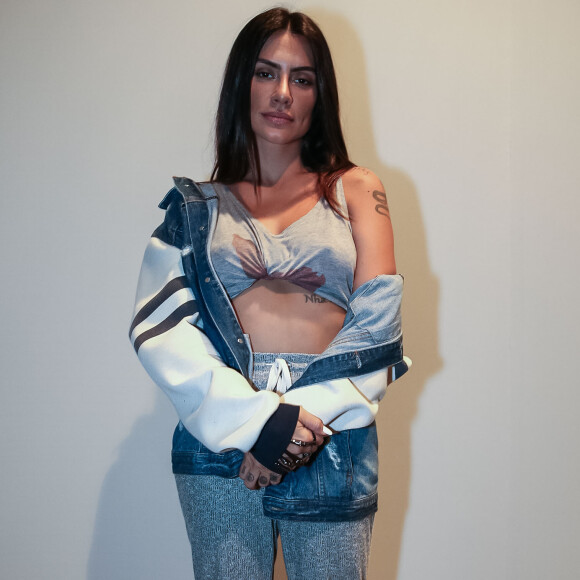 Cleo Pires combinou botas brilhosas com calça de moletom cinza para ir ao segundo dia da São Paulo Fashion Week nesta segunda-feira, 28 de agosto de 2017
