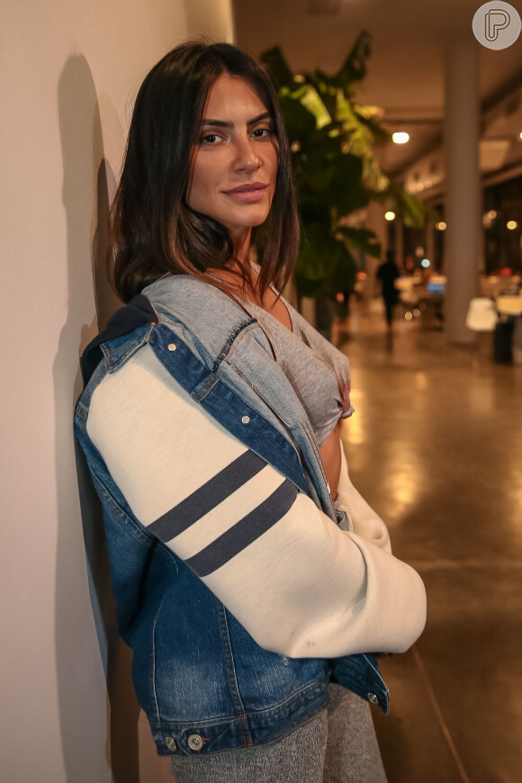 Cleo Pires usou casaco jeans com mangas de moletom no segundo dia da São Paulo Fashion Week nesta segunda-feira, 28 de agosto de 2017