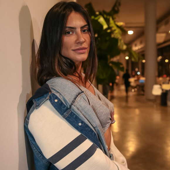 Cleo Pires usou casaco jeans com mangas de moletom no segundo dia da São Paulo Fashion Week nesta segunda-feira, 28 de agosto de 2017