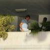 Roberto Carlos desceu do seu apartamento para ficar mais perto dos fãs, mas ainda de dentro do seu prédio