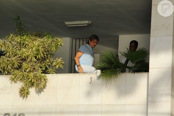Roberto Carlos desceu do seu apartamento para ficar mais perto dos fãs, mas ainda de dentro do seu prédio