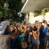 Roberto Carlos completa 73 anos neste sábado, 19 de abril de 2014, e acena para fãs da sacada do seu apartamento, na Urca, Zona Sul do Rio de Janeiro