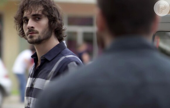 Ivan (Carol Duarte) é defendido pelo irmão, Ruy (Fiuk), ao ser hostilizado nas ruas, na novela 'A Força do Querer'