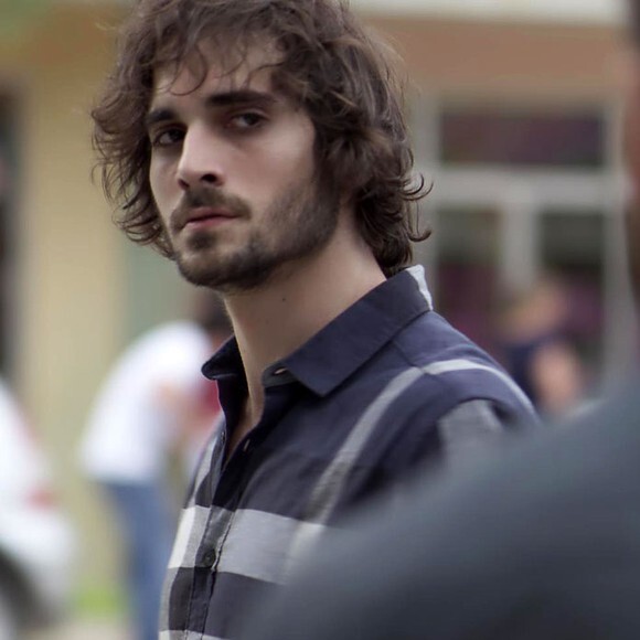 Ivan (Carol Duarte) é defendido pelo irmão, Ruy (Fiuk), ao ser hostilizado nas ruas, na novela 'A Força do Querer'