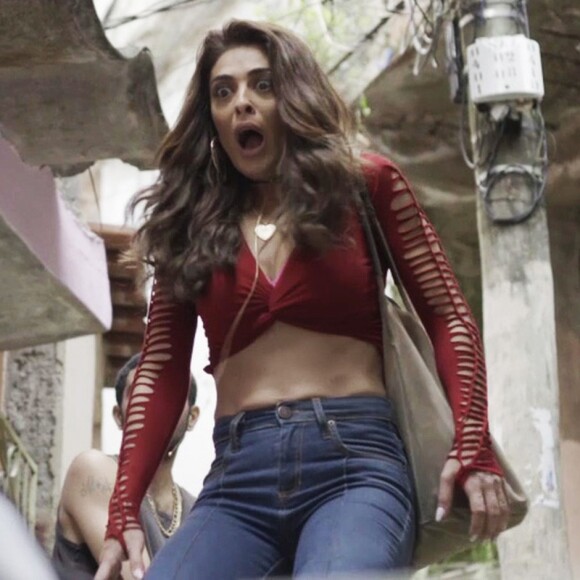 Quando viu o tiro de Sabiá, Bibi (Juliana Paes) estava usando um cropped vermelho decotado e com recortes na manga