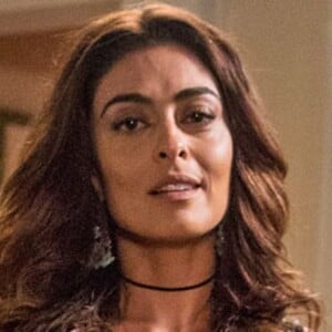 Antes de subir o morro com o marido, Bibi (Juliana Paes) tinha um estilo romântico, com muita saia e peças estampadas