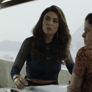 Além de peças justas, Bibi (Juliana Paes) também usa sobreposições de acessórios