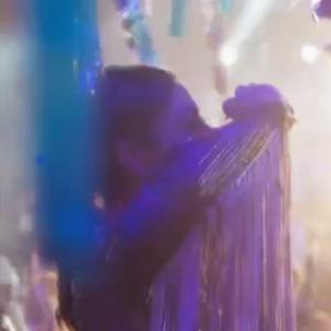 Ao ganhar uma festa de aniversário, Bibi (Juliana Paes) ostentou com um body com franja