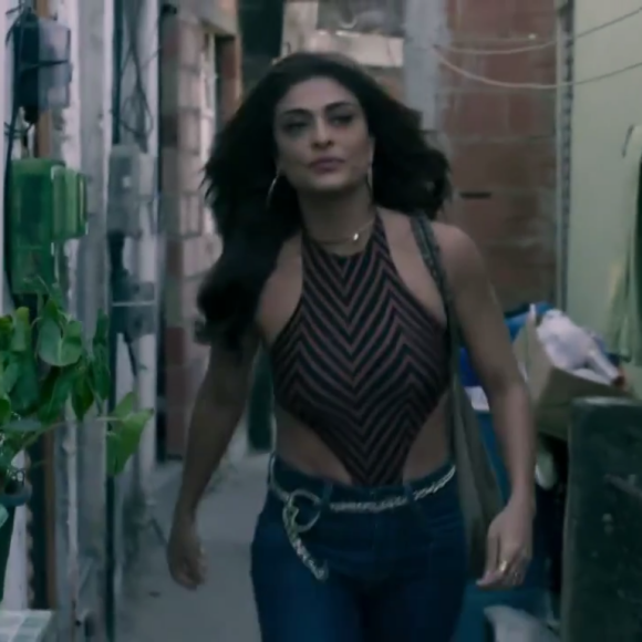 Recortes e cintos dourados compõe o figurino sensual de Bibi (Juliana Paes)