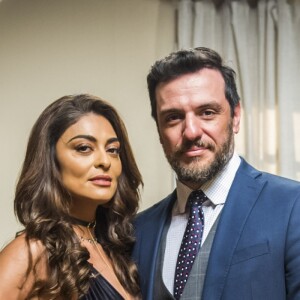 Ao se encontrar com Caio (Rodrigo Lombardi), Bibi (Juliana Paes) usou um body de couro preto