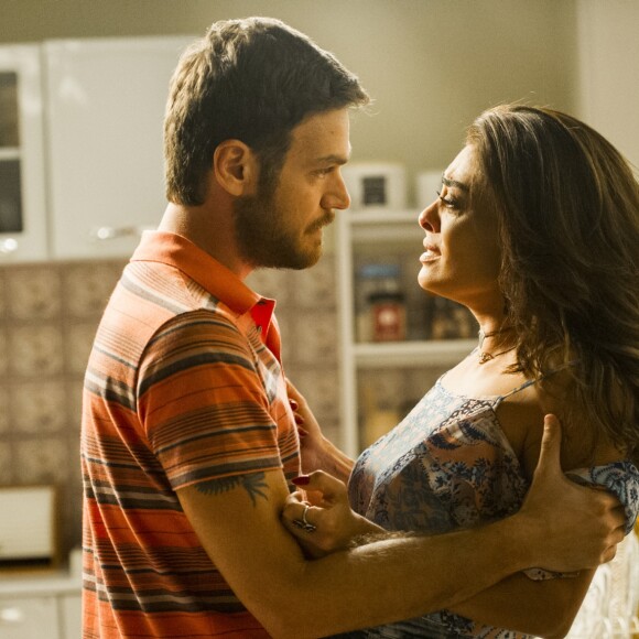 Além de flores, estampas bohos faziam parte dos looks da personagem