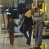 Lázaro Ramos conversa com Taís Fersoza durante passeio com filhos