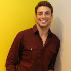 Cauã Reymond foi escalado para viver um cantor de axé na novela 'De Volta Para Casa'