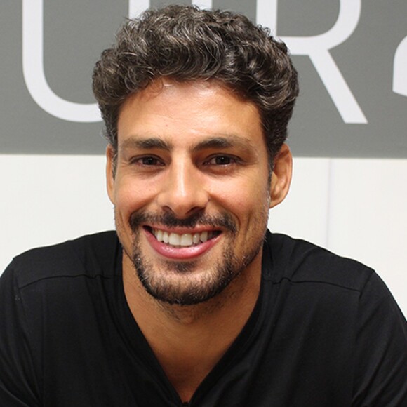 Personagem de Cauã Reymond é um cantor decadente que é dado como morto e fica refugiado em uma ilha na Bahia. A partir daí, começa a sustentar uma farsa pois a falsa notícia de morte impulsiona as vendas de seus CDS e DVDs