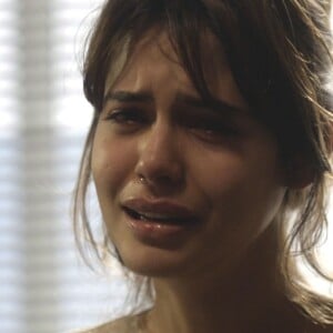 Nanda (Julia Dalavia) fica sabendo que seu estado é grave, no final de 'Os Dias Eram Assim'
