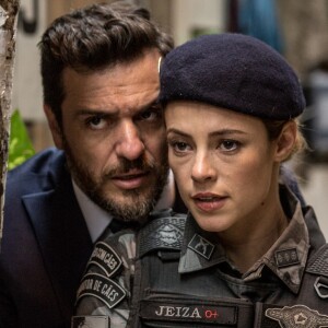 Caio (Rodrigo Lombardi) dirá para a polícia invadir o Morro do Beco no dia que está planejada a fuga de Bibi (Juliana Paes)
